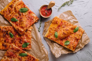 Margherita italyan pizzası ve taze fesleğen.