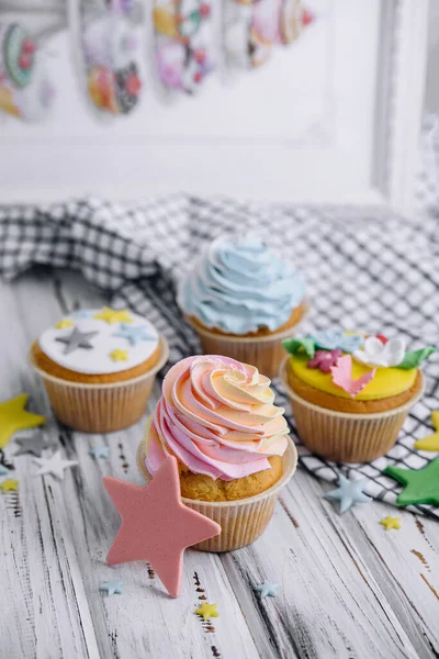 Múltiples Muffins Coloridos Bien Decorados Sobre Fondo Madera — Foto de Stock