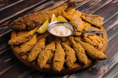 Tahtaya kızarmış balık konmuş.