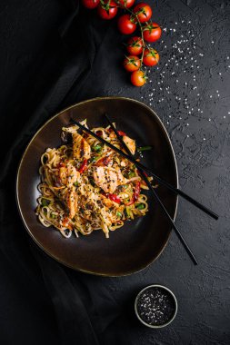 Tavuk ve sebzeli kızarmış erişte. Tavuk chow mein.