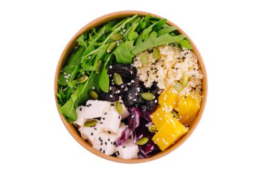 Sağlıklı Buda kasesi, kinoa, roka, peynir ve meyve.