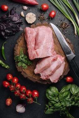Baharatile çiğ domuz boyun et kesim