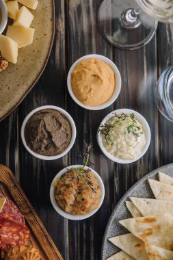 Çeşitli doğu yemekleri, meze üst görünümü