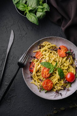 Vejetaryen Makarna spagetti fesleğen pesto ve kiraz domates ile