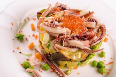 Deniz mahsullü salata, ahtapot ve kırmızı havyar.