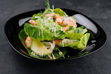 taze yeşil salata karides ve avokado