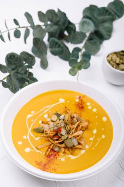 Hokkaido veya köri ve çekirdekli balkabağı çorbası