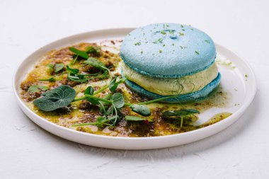 Moleküler mutfak. Beyaz tabakta ezmeli makarna.