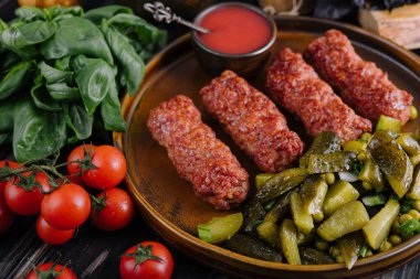 Et ruloları mititei veya mici geleneksel Romanya yemekleri