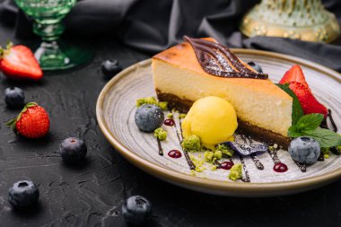 Çikolatalı ve dutlu vanilyalı cheesecake.