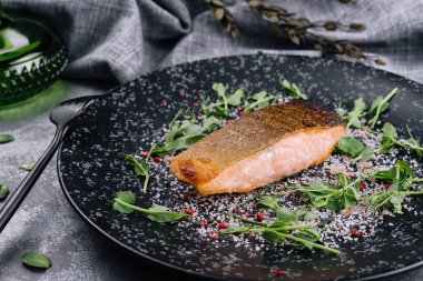 Siyah tabakta kızartılmış somon bifteği