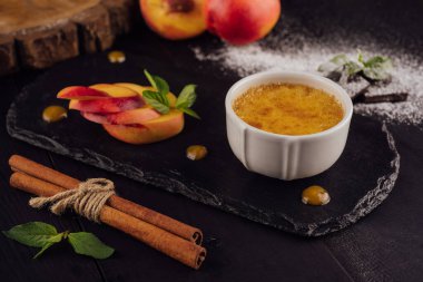 Kayısı parçalı creme brulee.