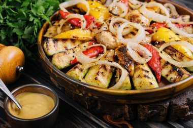 Izgara taze sebze ve hardal sosu.