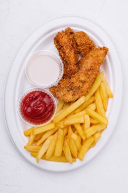 Patates kızartmalı tavuk kızartması.