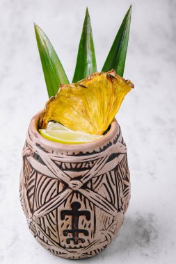 Limonlu tropik ananas kokteyli.