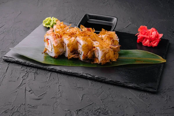 Sushi Bonito Koyu Bir Arka Planda Yuvarlanıyor — Stok fotoğraf