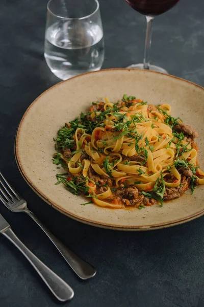 Makaron Jajeczny Tagliatelle Sosem Bolońskim Mięsa Sosem Pomidorowym — Zdjęcie stockowe