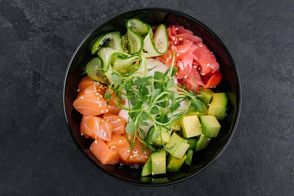 Avokadolu bir kase somon.