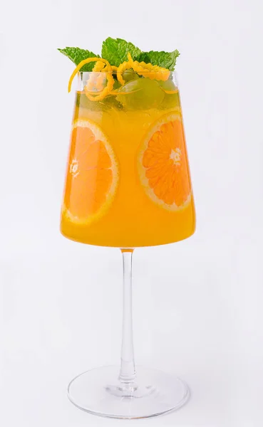 オレンジジュースと古典的な夏のミモザカクテル — ストック写真