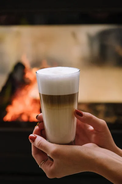 Female Hand Holding Cup Coffee Fireplace — Stock Photo, Image