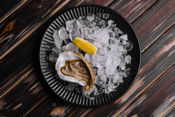 Fresh Raw Open Oyster Ice Lemon Slices — Stock Photo, Image