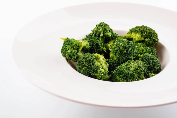 Färsk Grön Broccoli Vit Cirkel Platta Isolerad Vit — Stockfoto