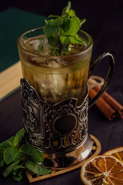 Fraîcheur Savoureux Cocktail Menthe Dans Verre Cuivre — Photo