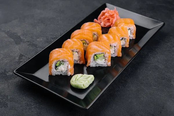 Siyah taş tabakta lezzetli Philadelphia suşisi