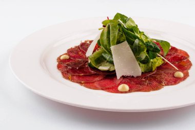 Parmesan peynirli sığır carpaccio yakından.