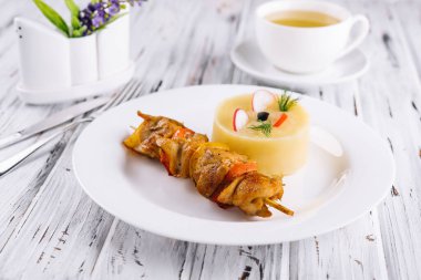 Izgara sebze şişleri ve patates püresi ile tavuk.