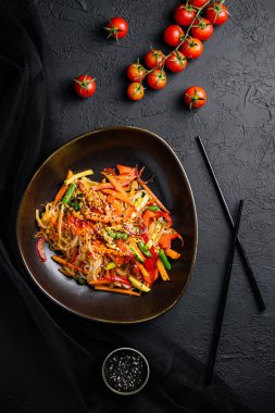 Sebzeli Asya usulü udon eriştesi.