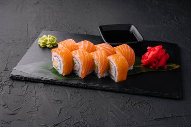 Kara tahtada somonlu suşi rulosu Philadelphia.