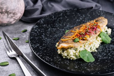 Fırında beyaz balık fileto subuğu buğulanmış pirinç ile servis