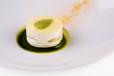 Elma dilimli vanila kremalı kek.