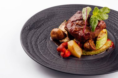 Gurme iştah açıcı biftek, patates dilimleri ve diğer sebzelerle birlikte.