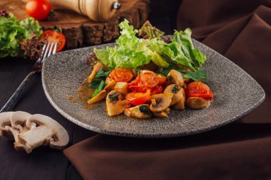 Kızarmış tavuk salatası, marul, mantar ve domatesli.