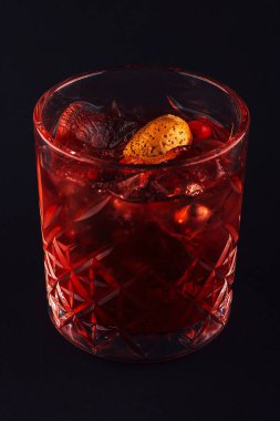 kırmızı içki kokteyli ve kirazlı cam kavanoz