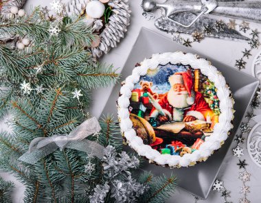 Noel pastası. Pastanın üzerinde Noel Baba