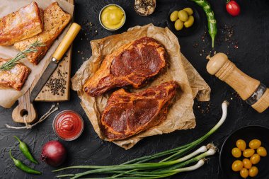 Salamura edilmiş biftek bifteği üst manzara