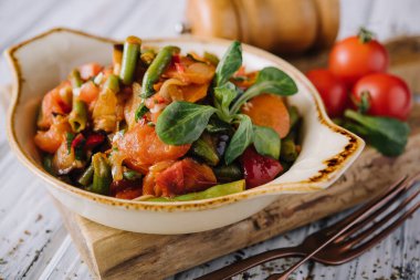 Domatesli yeşil fasulye salatası ve yeşil fasulye.
