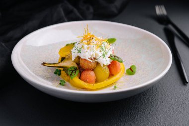 Kızarmış biber ve kiraz domatesli sebze salatası.