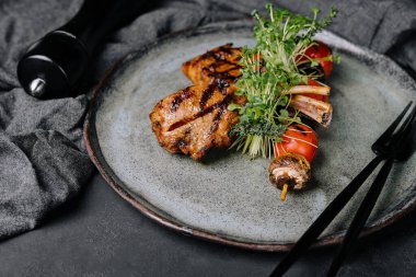 Tabakta mantarlı biftek.