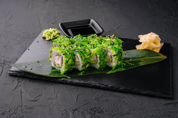 Deniz Ürünleri Chuka Salatasıyla Suşi Rulosu — Stok fotoğraf