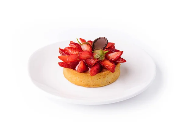 Tartlet Met Aardbei Witte Plaat — Stockfoto