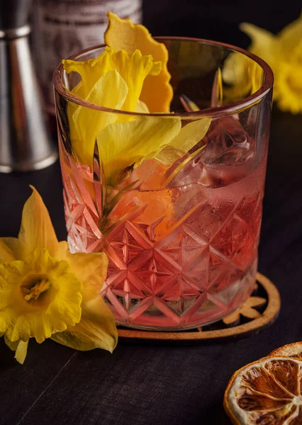 Copo Coquetel Negroni Decorado Com Flores — Fotografia de Stock