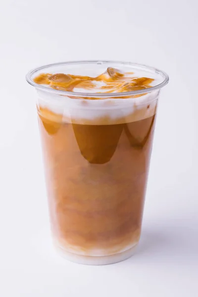 焦糖和冰块的冷咖啡 — 图库照片