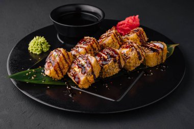 Kızarmış somon ve mayonez ve panko ekmeği kırıntıları.