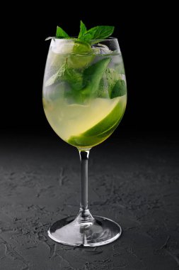 Taze mojito ve şarap bardakları taşta.