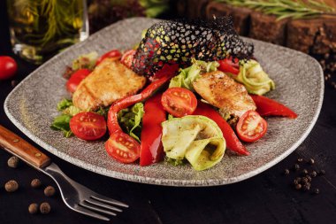 Sebzeli tavuk salatası.