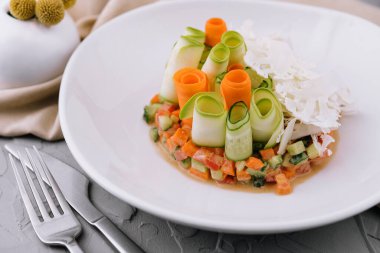 sebze tartar salatalık, havuç ve domates